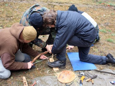 Feuermachen bowdrill Männer machen Feuer